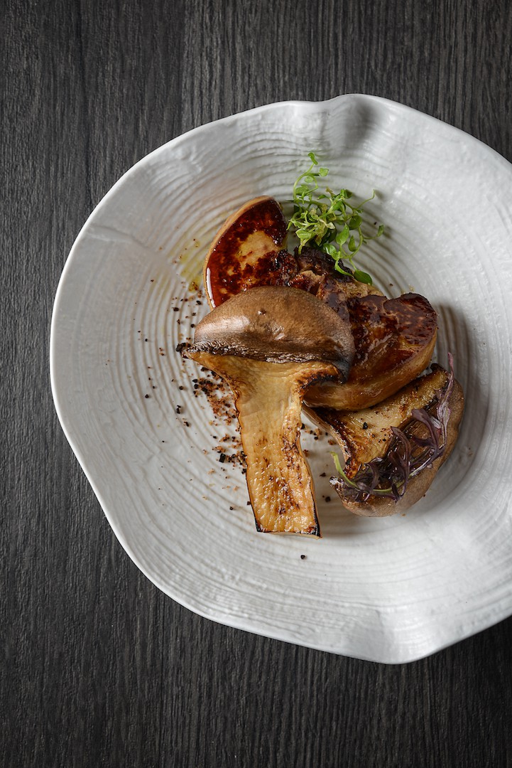 Foie gras de canard et shiitaké snackés ensemble - grué de cacao