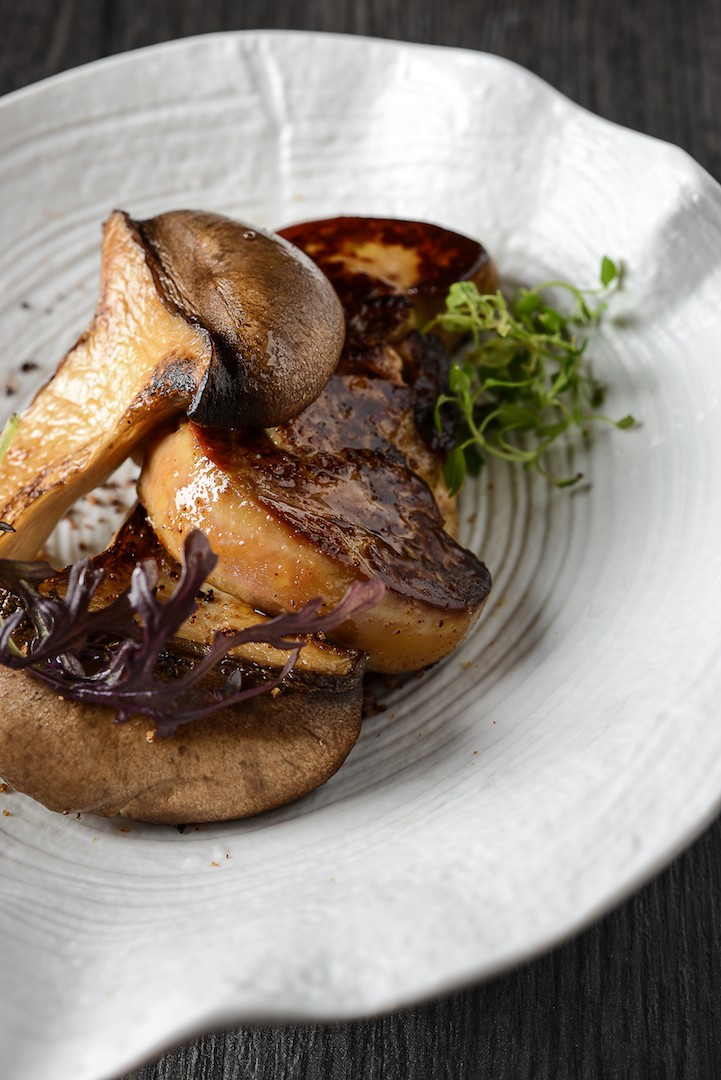 Foie gras de canard et shiitaké snackés ensemble - grué de cacao