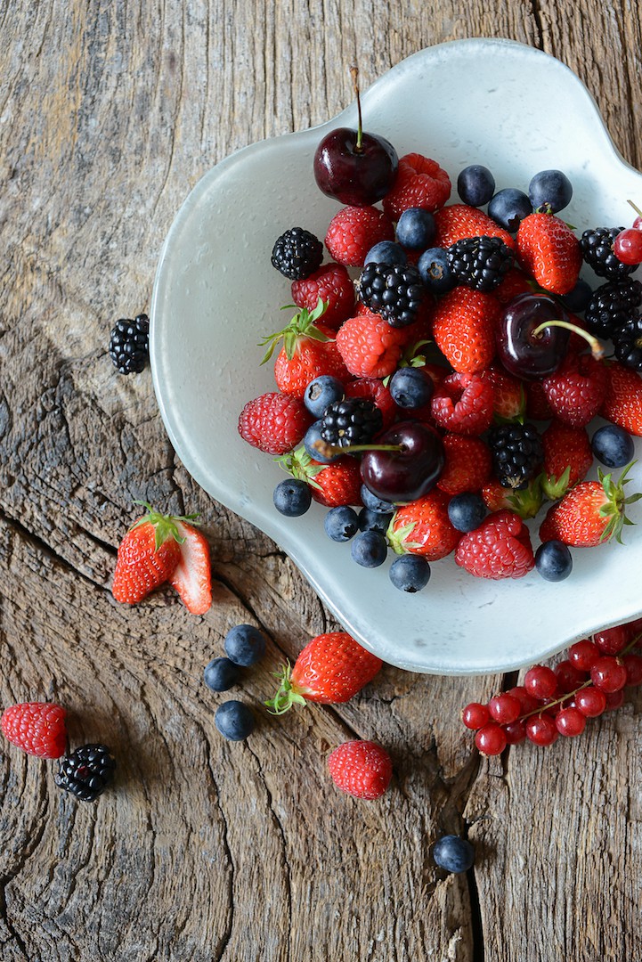 PANIER DE FRUITS ROUGES ET NOIRES